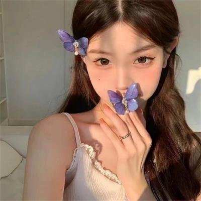 给小酒馆女子喝高杯酒