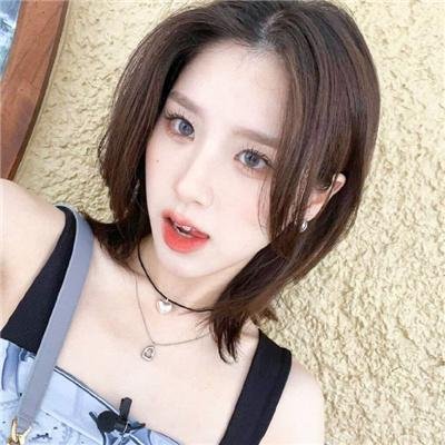 照片里的伴娘